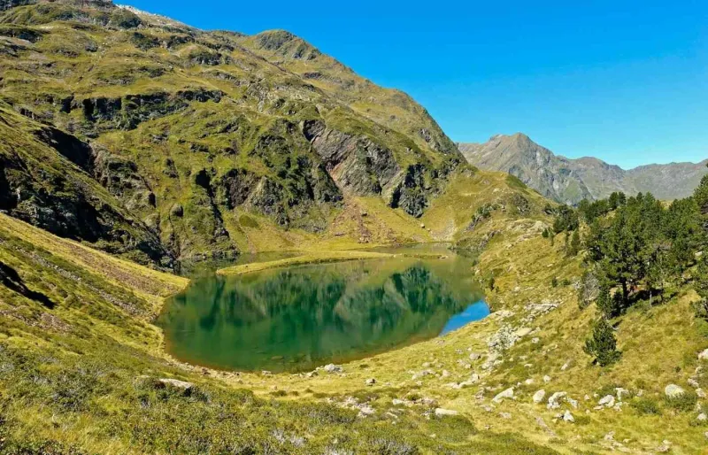 Le lac Vert dans la vallée du Lys près de Bagnères-de-Luchon, dans les Pyrénées