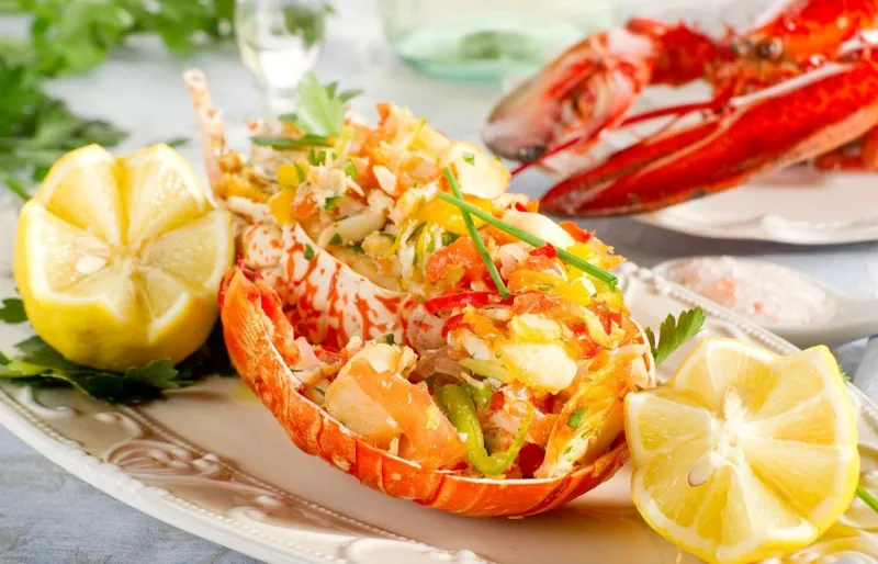 Langouste à la catalane servie dans un restaurant d'Alghero en Sardaigne, spécialité de fruits de mer locale