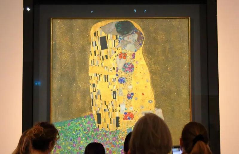 Le Baiser de Gustav Klimt exposé au musée du Belvédère à Vienne, chef-d'œuvre emblématique de l'Art nouveau.