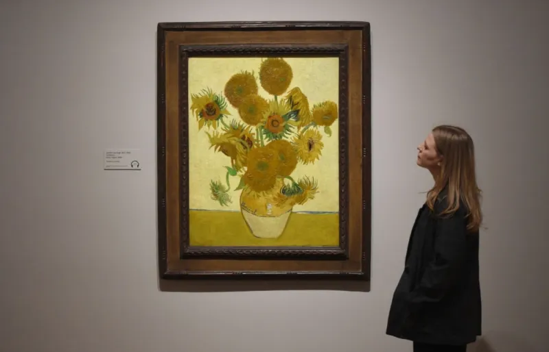 Une visiteuse admire Les Tournesols de Vincent Van Gogh, , l'un des tableaux les plus célèbres de l'artiste.