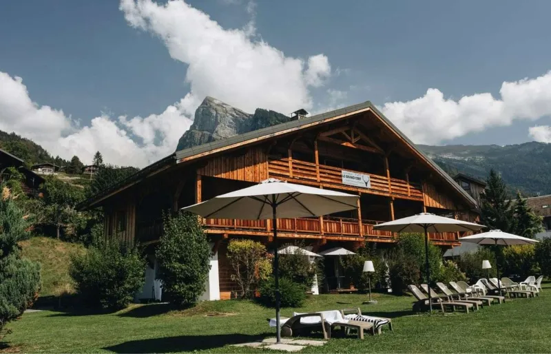 Lodge du Grand Cerf à Samoëns en Haute-Savoie, chalet avec jardin et vue sur les montagnes