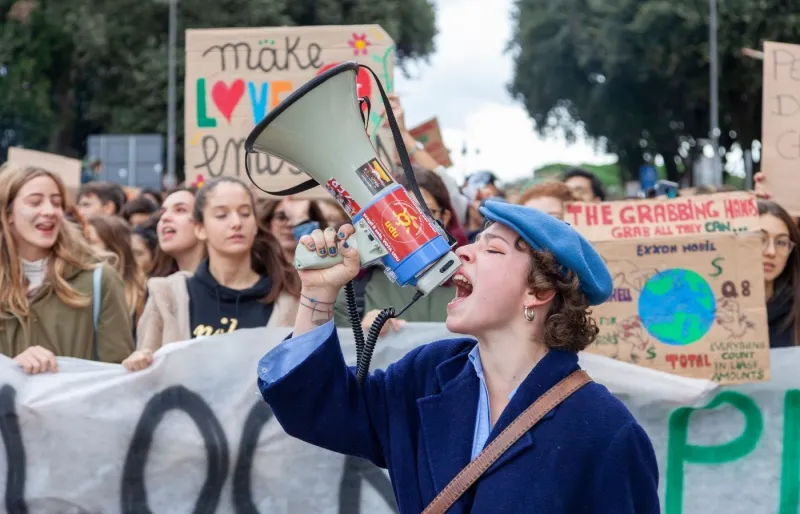 Manifestation citoyenne dans une ville de Toscane, illustrant les débats de société en Italie