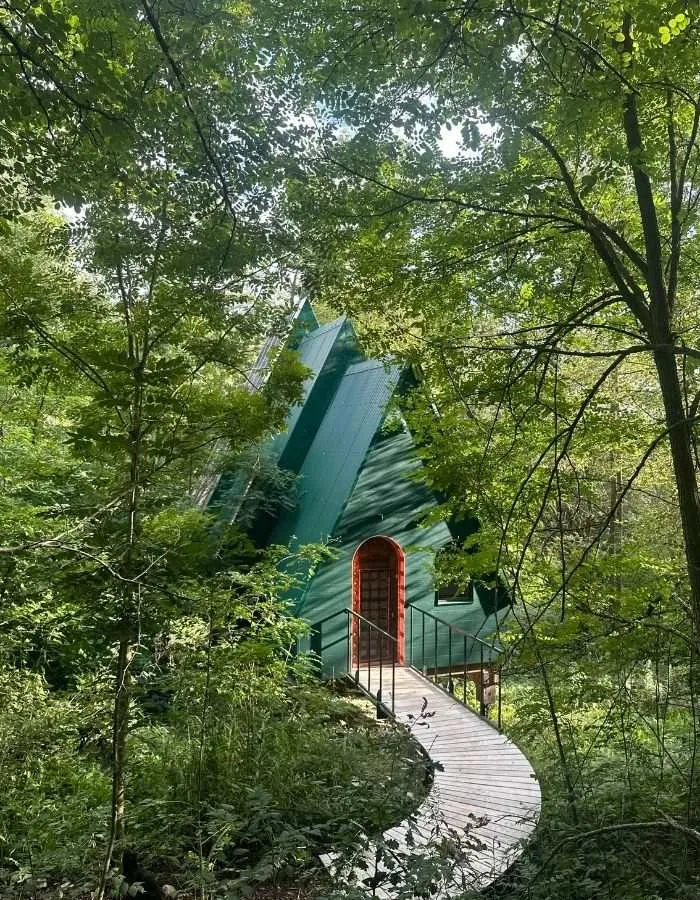 Cabane sur pilotis des Micro Palaces à Vaulx, hébergement insolite niché dans la forêt en Haute-Savoie