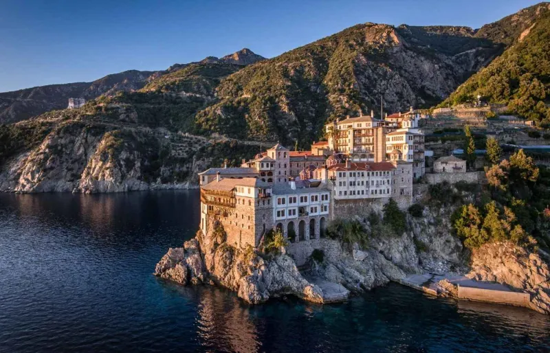 Monastère de Grigoriou accroché à la côte du mont Athos, en Chalcidique