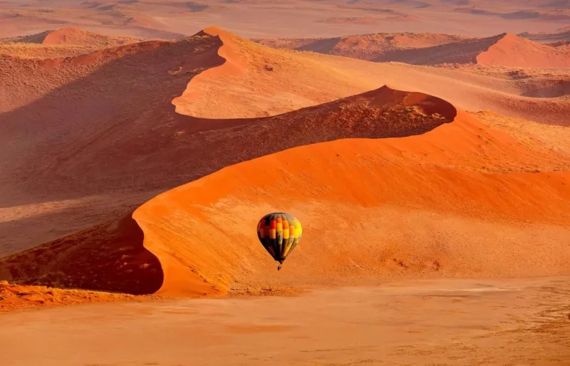Montgolfière survolant les dunes de Sossusvlei dans le désert du Namib en Namibie