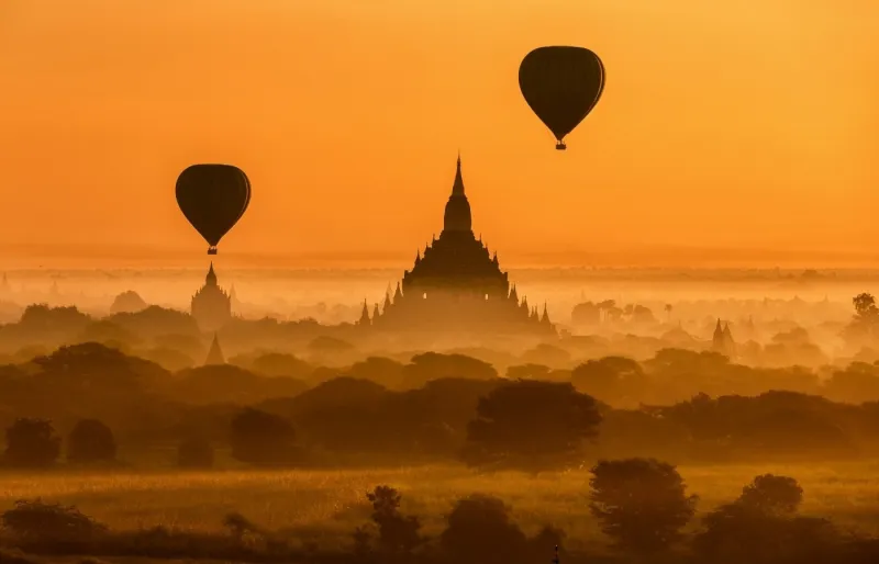 Montgolfières au-dessus des temples de Bagan en Birmanie au lever du soleil