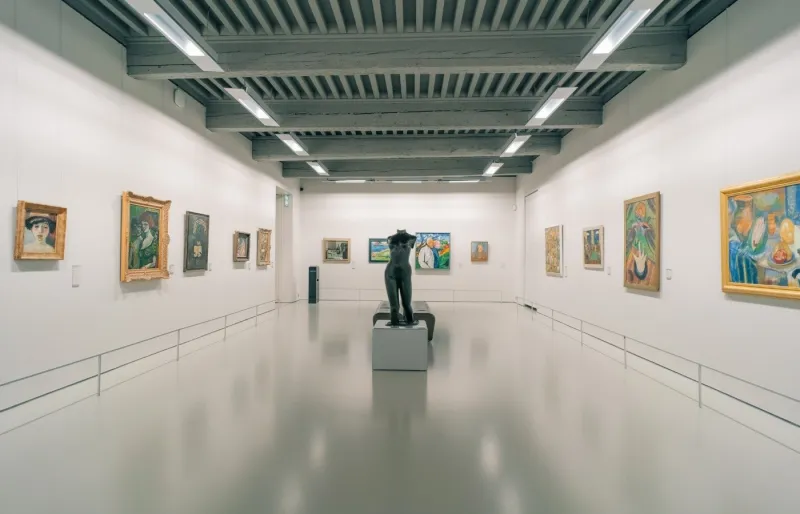 Salle d'exposition du musée Fabre à Montpellier présentant des peintures et des sculptures.
