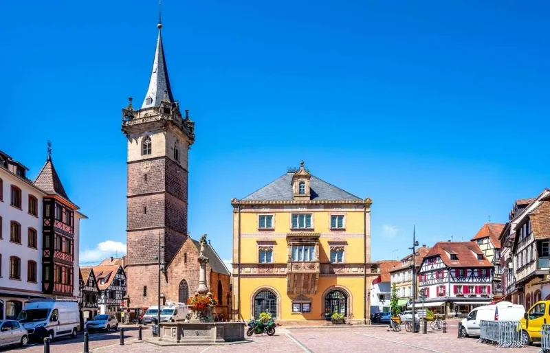 Place du Marché d'Obernai avec le beffroi et les maisons à colombages en Alsace