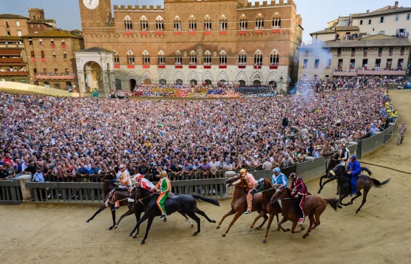Course du Palio de Sienne sur la Piazza del Campo, symbole des rivalités historiques et des traditions de Toscane