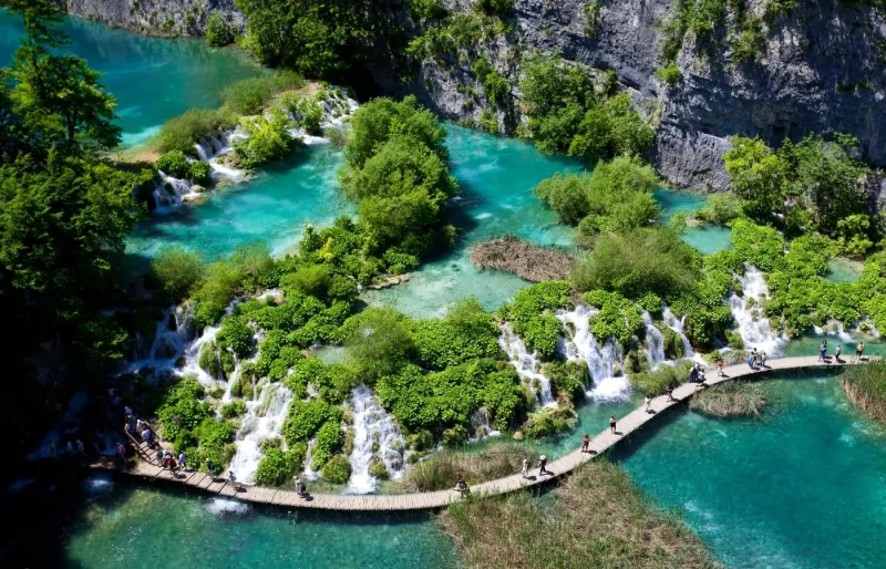 Passerelles en bois au cœur du parc national des lacs de Plitvice en Croatie, une excursion incontournable depuis Split