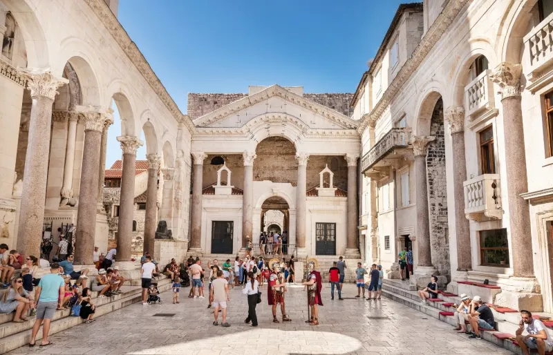 Le Péristyle du palais de Dioclétien à Split, monument emblématique classé au patrimoine mondial de l'UNESCO