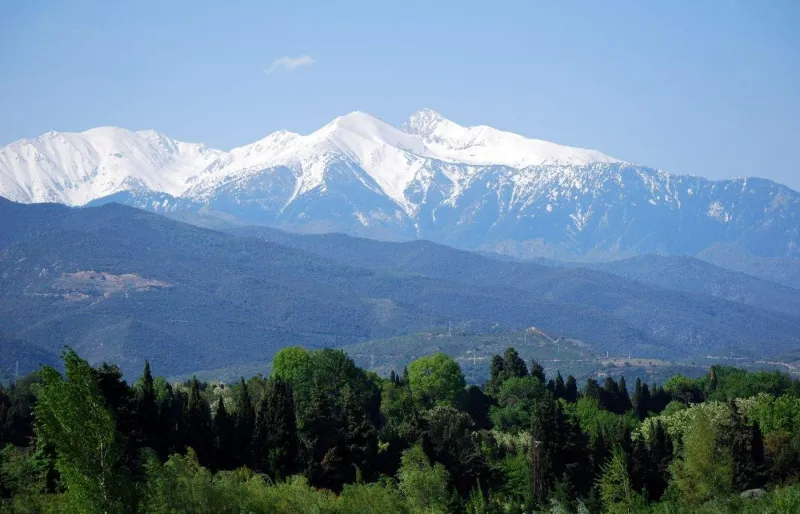 Le Pic du Canigou domine les Pyrénées-Orientales avec son sommet enneigé