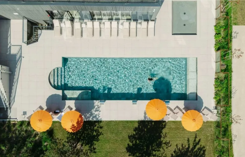 Piscine extérieure du Domaine de Dolomieu, hôtel château en Isère
