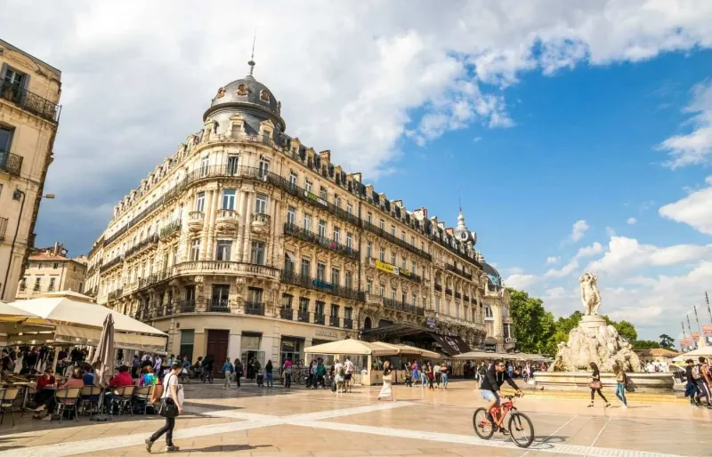 La place de la Comédie à Montpellier, avec la fontaine des Trois Grâces au cœur du centre historique.