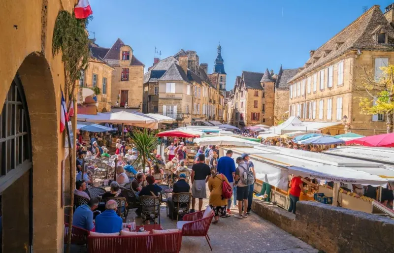 Place de la Liberté à Sarlat-la-Canéda lors du marché, au cœur du Périgord Noir en Dordogne