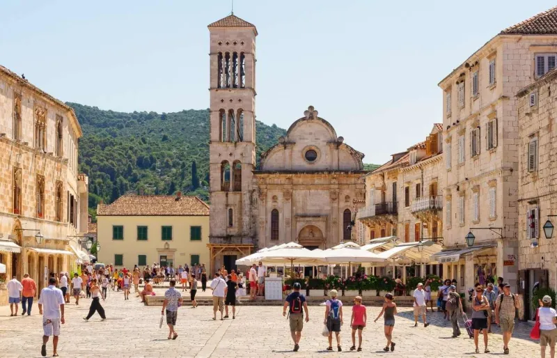 La place Saint-Étienne et la cathédrale Saint-Étienne, au cœur de la ville de Hvar, en Croatie.