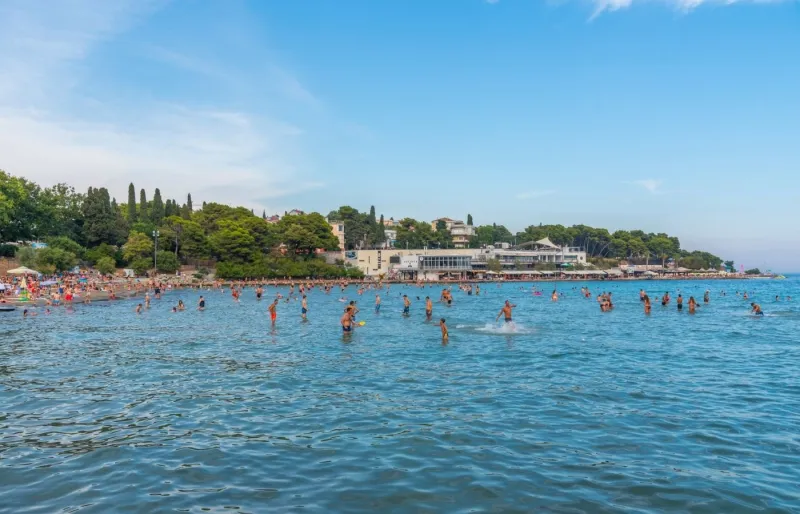 Baigneurs sur la plage de Bačvice à Split, l'une des plages les plus populaires de Croatie