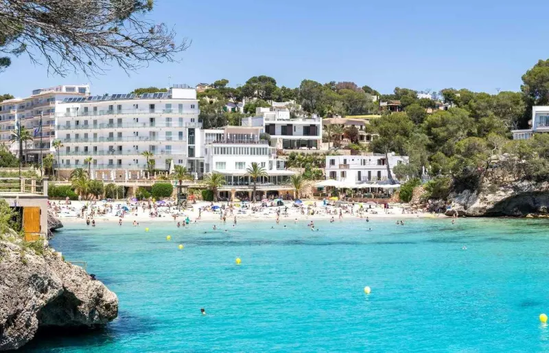 Plage de Cala Santanyí aux eaux cristallines sur la côte sud-est de Majorque