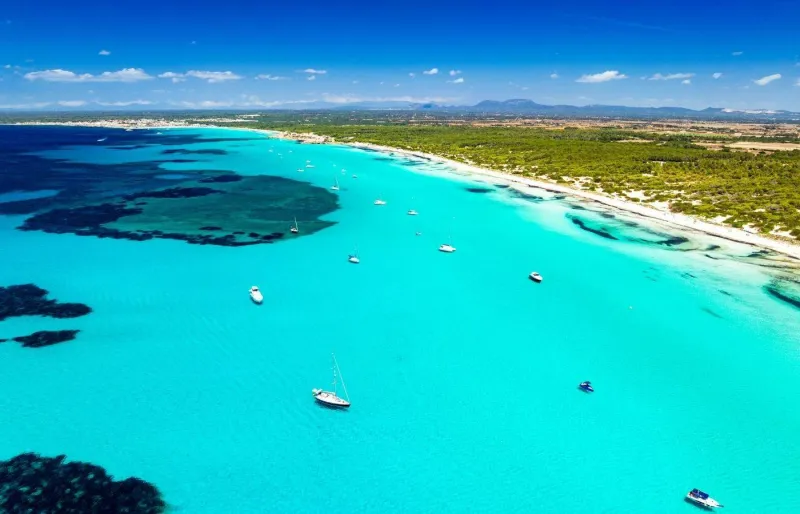 Vue aérienne de la plage d'Es Trenc aux eaux turquoise à Majorque