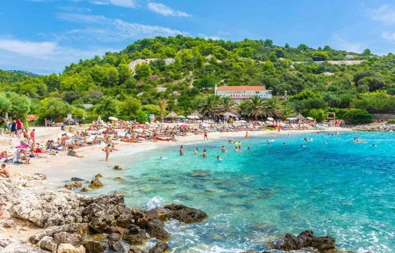 La plage de Pokonji Dol sur l'île de Hvar, en Croatie, sous le soleil estival de l'Adriatique.