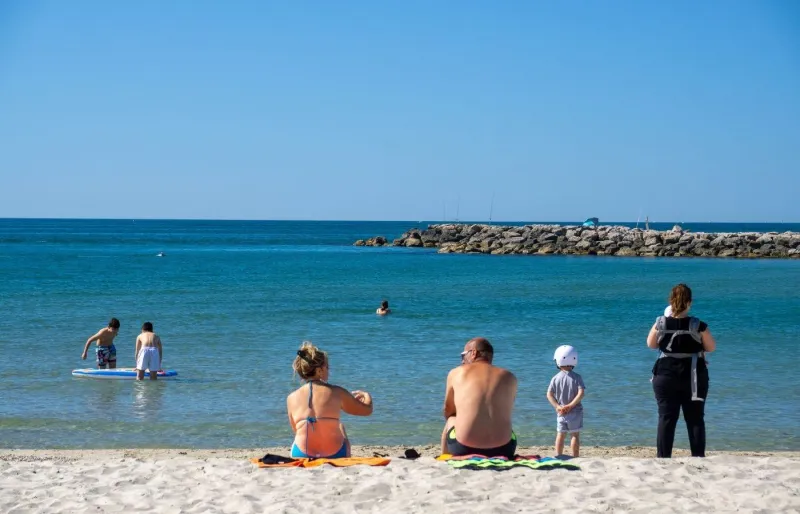 Plage de Palavas-les-Flots près de Montpellier avec des familles profitant de la Méditerranée.