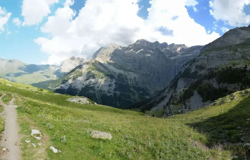 Sentier du plateau de Bellevue avec vue sur le cirque de Gavarnie dans les Pyrénées
