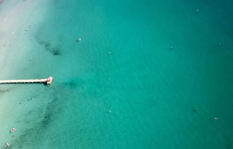 Vue aérienne de la Playa de Alcúdia et de ses eaux turquoise peu profondes à Majorque