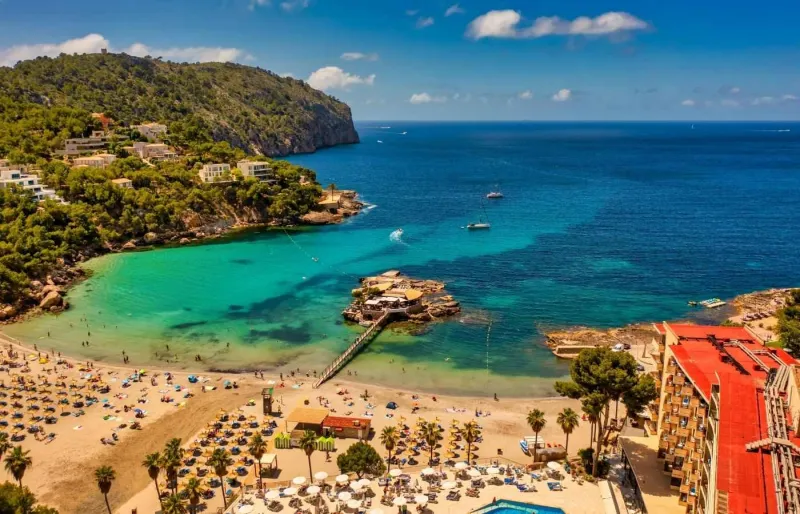 Vue sur la Playa de Camp de Mar et La Illeta à Majorque