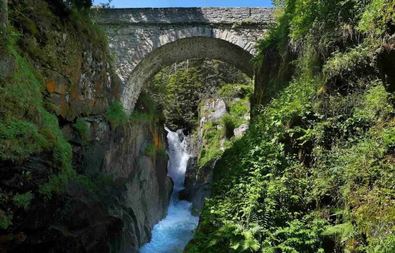 Le Pont d'Espagne et sa cascade à Cauterets dans les Hautes-Pyrénées
