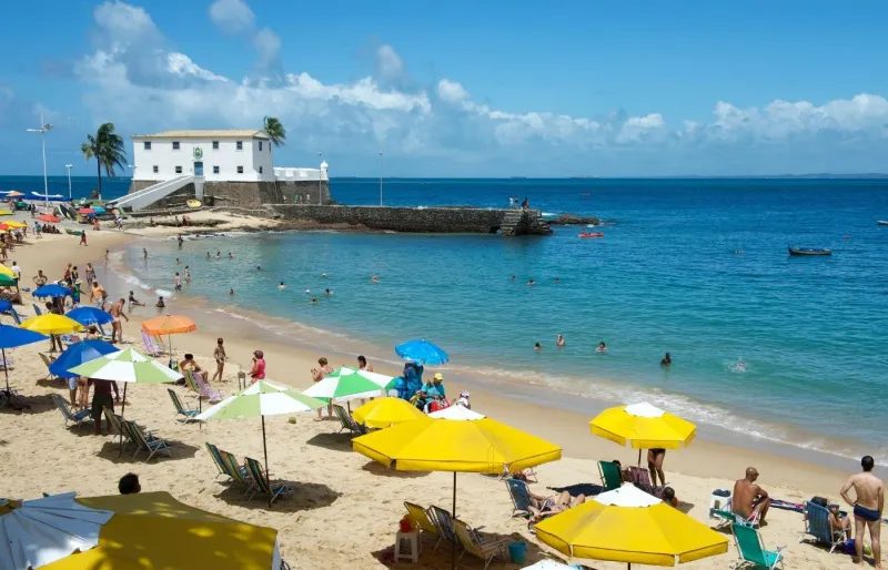 Praia do Farol da Barra et son phare emblématique à Salvador de Bahia, l'une des plus belles plages du Brésil
