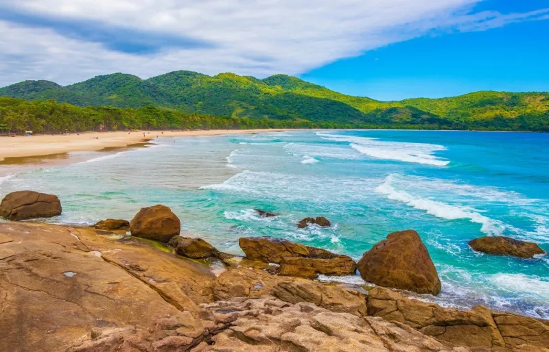 Praia Lopes Mendes sur Ilha Grande, longue plage de sable blanc entourée par la forêt atlantique au Brésil