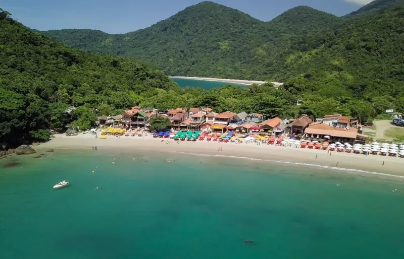 Vue aérienne de Praia da Trindade sur la Costa Verde près de Paraty, plage paradisiaque bordée par la forêt atlantique au Brésil