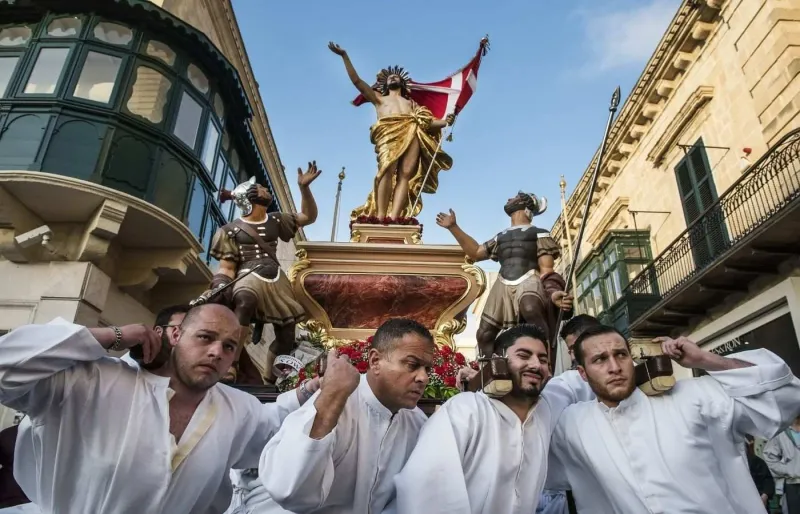 Procession de Pâques dans les rues de La Valette, à Malte, avec des fidèles portant la statue du Christ ressuscité