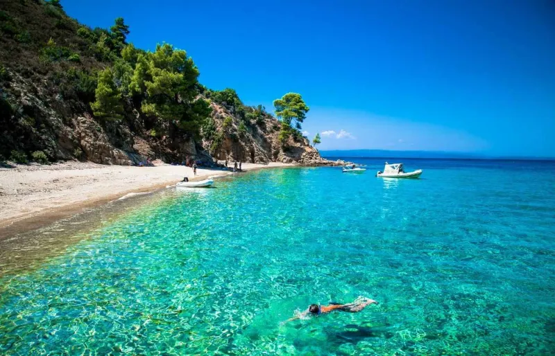 Plage de Sithonia en été, en Chalcidique, avec ses eaux turquoise