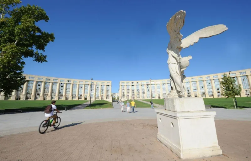Esplanade de l'Europe dans le quartier Antigone à Montpellier, avec la statue de la Victoire de Samothrace.