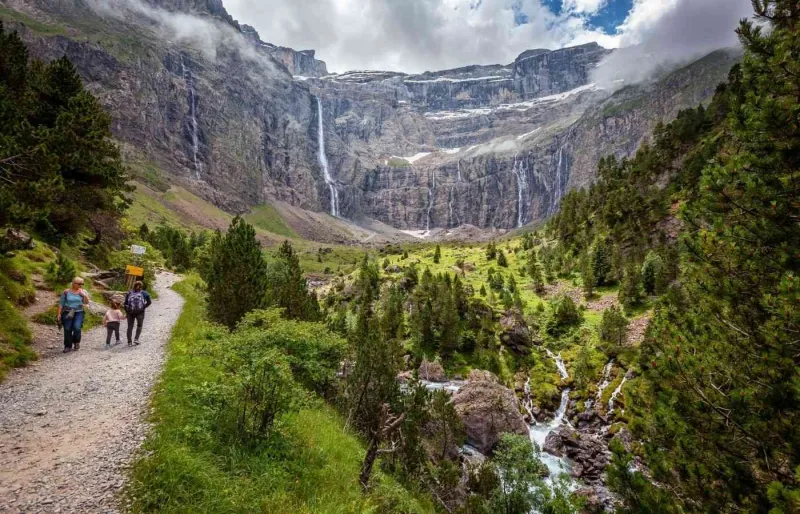 Sentier de randonnée menant au cirque de Gavarnie avec la Grande Cascade dans les Pyrénées