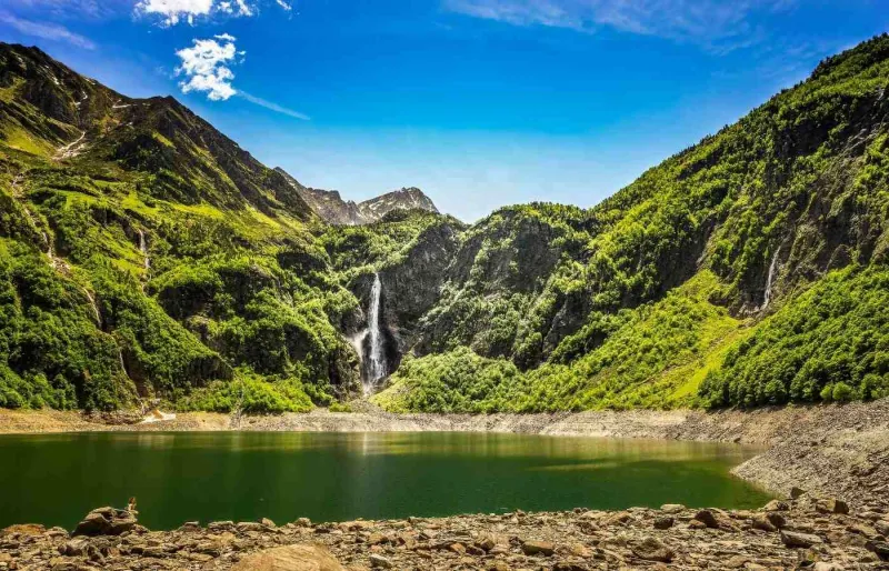 Le lac d'Oô et sa cascade de 274 mètres dans les Pyrénées en Haute-Garonne