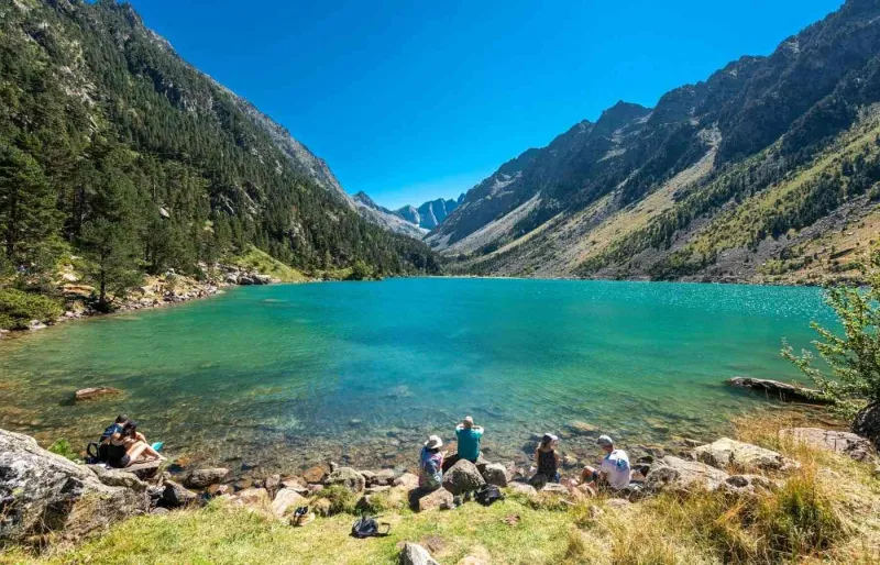 Randonneurs au bord du lac de Gaube dans le Parc national des Pyrénées près de Cauterets