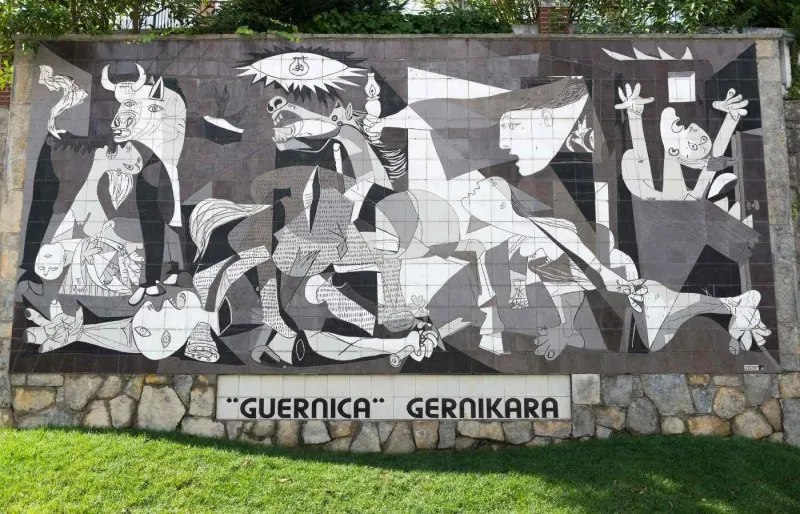 Reproduction en mosaïque de Guernica de Pablo Picasso à Gernika, au Pays basque espagnol, en hommage au bombardement de 1937.