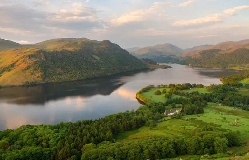 Vue panoramique du Lake District avec lac, montagnes et vallées, étape d'un road trip dans les parcs nationaux d'Angleterre