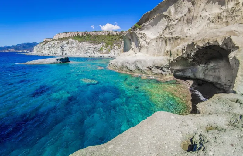 Falaises et eaux turquoise le long de la route côtière entre Alghero et Bosa en Sardaigne