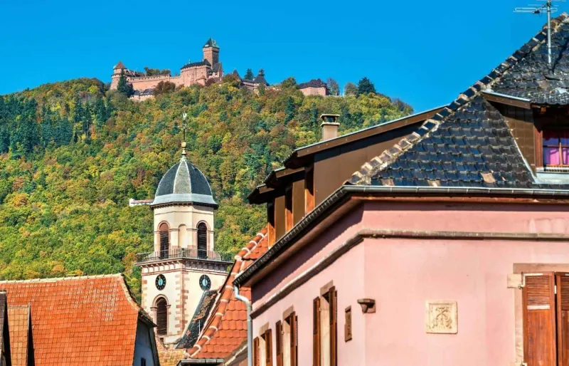Vue sur Saint-Hippolyte avec le château du Haut-Koenigsbourg dominant le village en Alsace