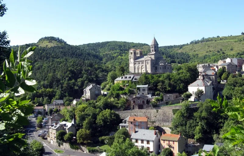 Vue du village de Saint-Nectaire et de son église romane Notre-Dame en Auvergne, célèbre pour son fromage