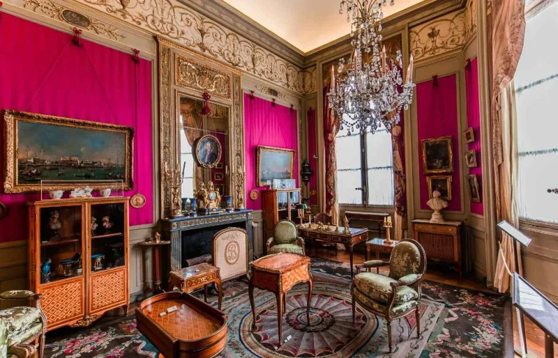Salon du musée Nissim de Camondo à Paris, décoré de mobilier et d'œuvres d'art du XVIIIᵉ siècle
