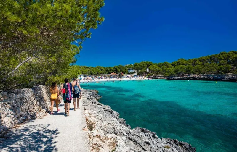 Sentier d'accès à Cala Mondragó dans le parc naturel de Mondragó à Majorque