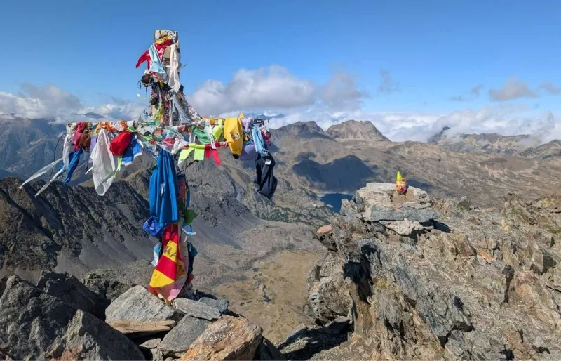 La vue depuis le sommet du Pic Carlit et sa croix sommitale.