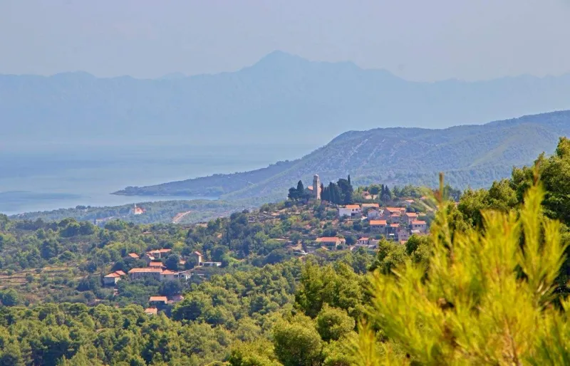 Panorama sur l'île de Hvar depuis le sommet du Sveti Nikola, point culminant de l'île.