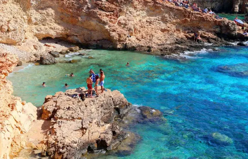 Baigneurs à St Peter's Pool, une piscine naturelle de Malte où il est recommandé de vérifier les conditions de baignade
