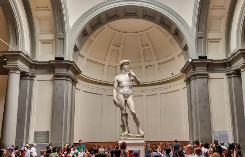 La statue de David de Michel-Ange exposée à la Galerie de l'Académie de Florence, l'un des chefs-d'œuvre les plus célèbres de la Renaissance.