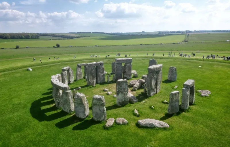 Stonehenge dans le Wiltshire, monument mégalithique emblématique d'un road trip à travers le sud historique de l'Angleterre